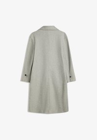 Palton lung de lână gri deschis, cu cusătură pe spate, guler tăiat, mâneci lungi și nasturi negri pe manșete, prezentat din spate pe un fundal alb.