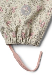 Kvetinová látka v tlmenej zelenej farbe, s ružovými a bielymi kvetmi. Elastický spodok a ružový gumový remienok s logom "WHEAT".