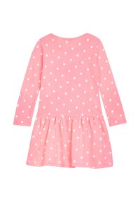 Langärmliges Kleid aus hellrosa Baumwolle mit weißen Punkten. Es hat einen gerafften Rock auf Hüfthöhe, einen runden Ausschnitt und eine weiche Textur.