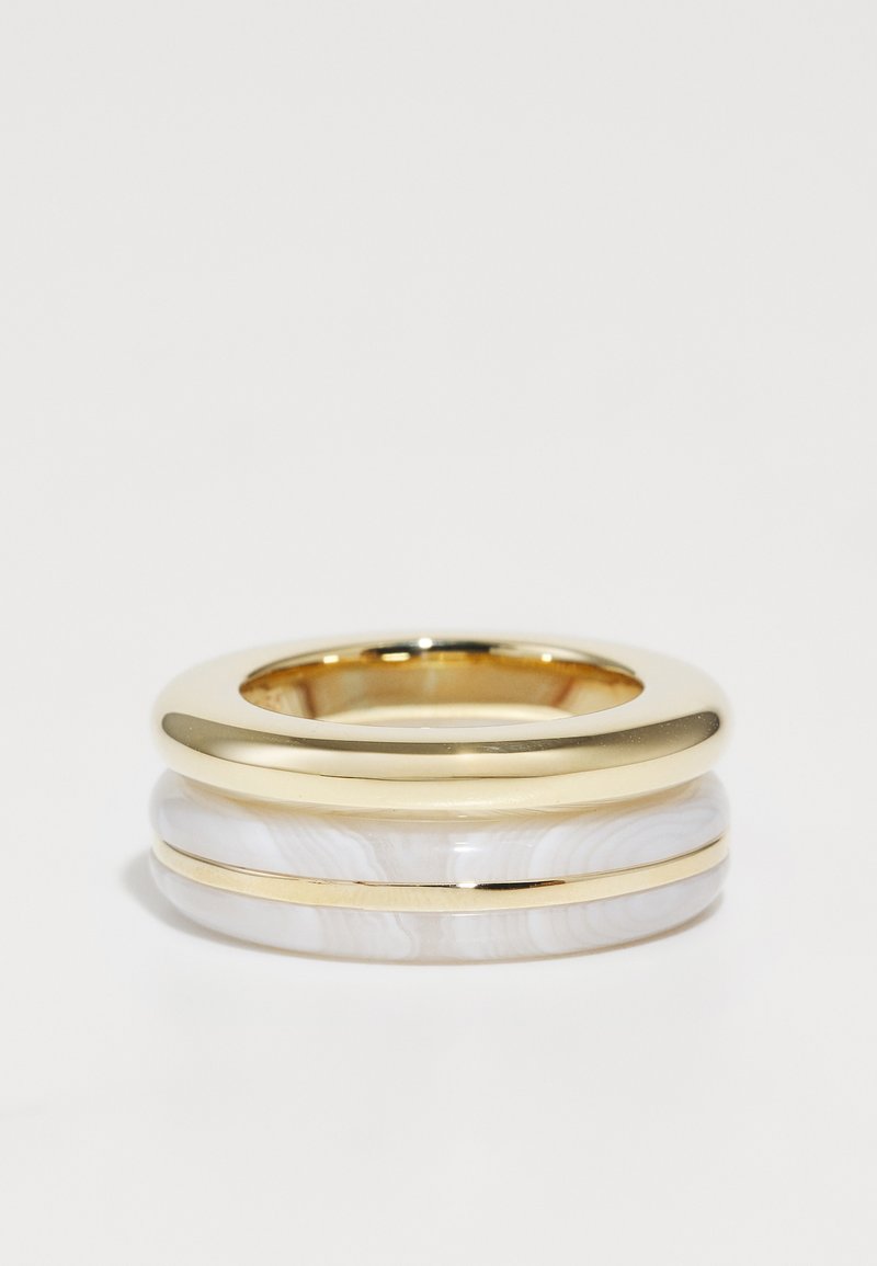 Χρυσόδισκος δαχτυλίδι με ομαλή επάνω ζώνη και διαφανή λευκή μαρμάρινη κάτω ζώνη με λεπτή χρυσή γραμμή για τόνισμα.