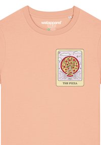 Perzikkleurig T-shirt met een grafische afbeelding van een pizzapunt met toppings, omrand door wolken en sterren, met de tekst "DE PIZZA" eronder.