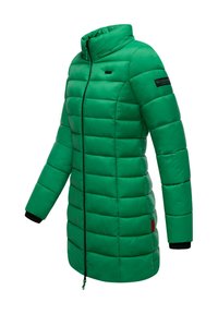 La giacca puffer verde presenta una chiusura con zip frontale, colletto alto, trapuntatura orizzontale e dettagli neri sui polsini. Include un logo sul maniche.