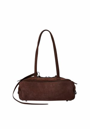 Ristkülikukujuline tumepruun seemisnahast käekott pikkade õlarihmade ja lukuga, valge taustaga.