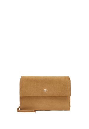 Beżowa, prostokątna kopertówka z zamszu z paskiem na nadgarstek i małym złotym logo na przedniej klapie, na białym tle.