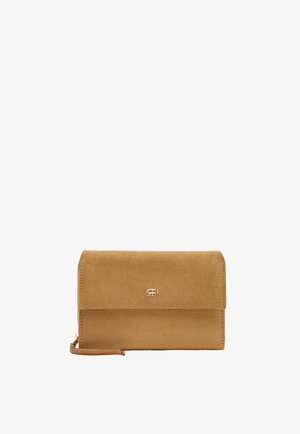 Beżowa, prostokątna kopertówka z zamszu z paskiem na nadgarstek i małym złotym logo na przedniej klapie, na białym tle.