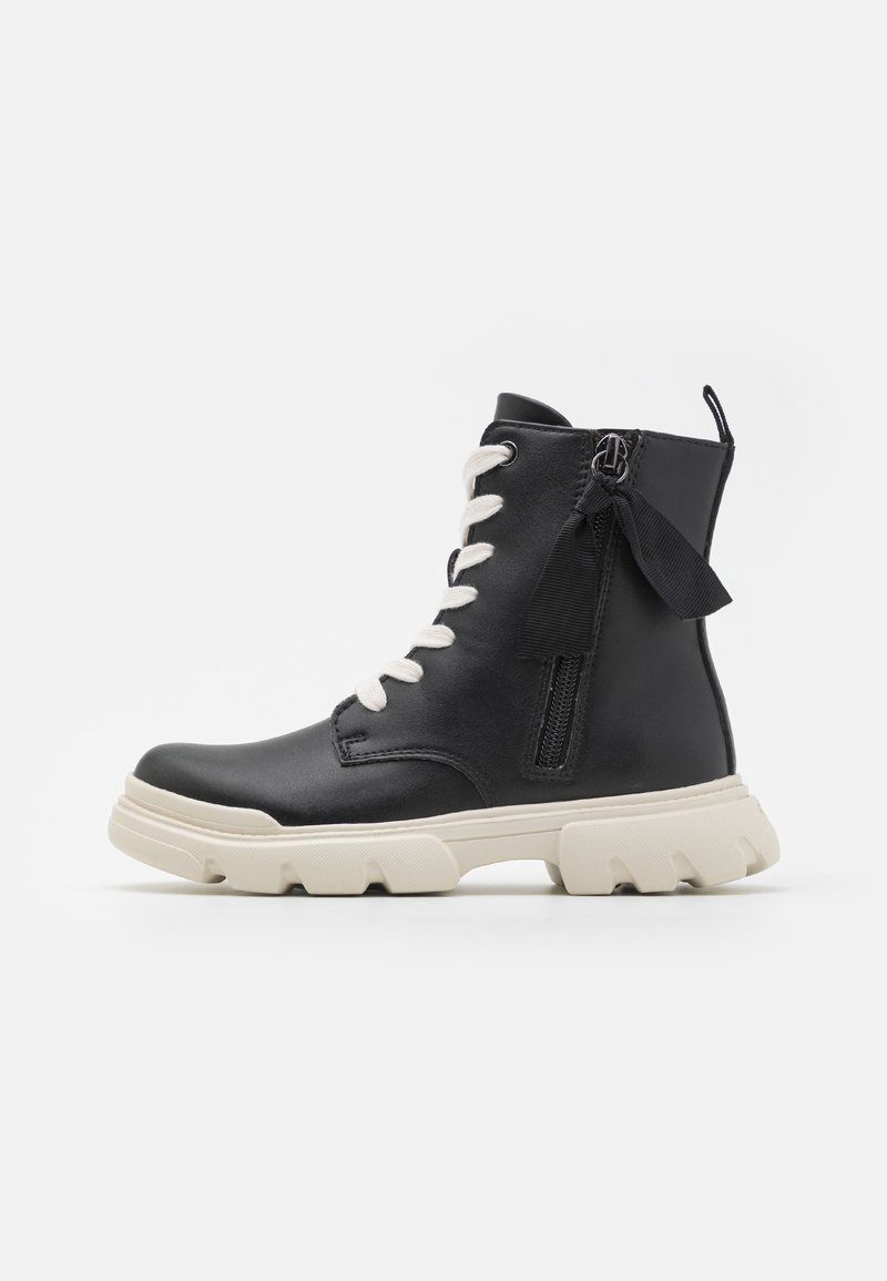 Stivale alla caviglia in pelle nera con suola in gomma crema, design con lacci frontali, cerniera laterale e dettaglio decorativo in raso nero sul retro.