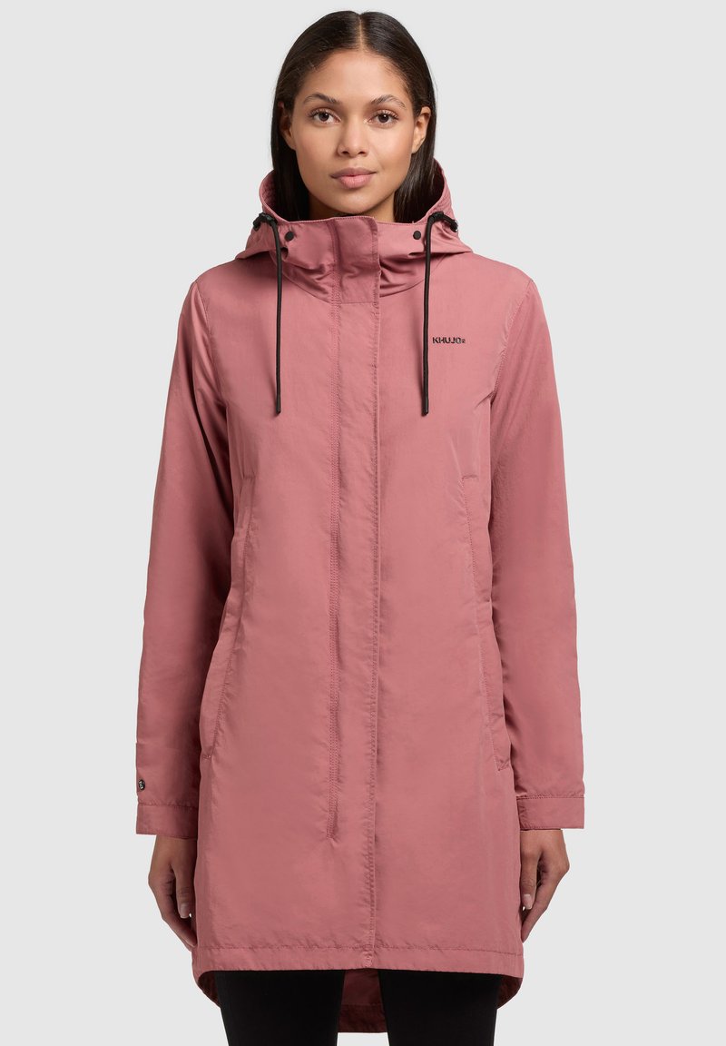 Rosa, lättvikts, lång jacka med huva, med en framdragkedja, två sidfickor, justerbara dragskor och subtil branding.