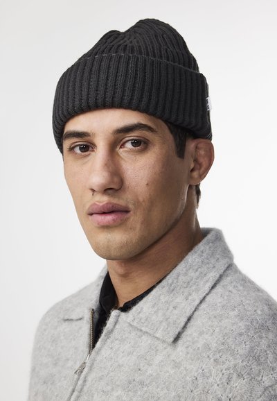 NN.07 Beanie - dark army