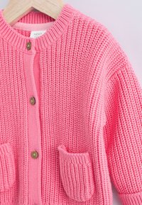 Cardigan rosa lavorato a maglia con motivo strutturato, collo rotondo, chiusura con bottoni e due tasche frontali.