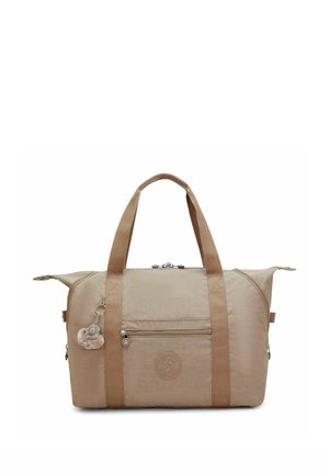 Borsa da viaggio beige con due manici, tasca frontale con cerniera, toppa rotonda con logo e piccolo portachiavi in peluche attaccato a un manico.