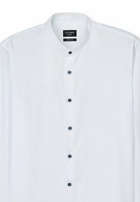 Weißes super schlankes Hemd mit Stehkragen, sechs Knopfverschluss mit dunkelblauen Knöpfen und glatter Stofftextur.