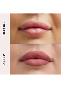 Labbra superiori con tonalità naturale, labbra inferiori con rossetto matte mauve applicato, mostrando un confronto prima e dopo.