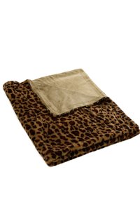 Manta de piel sintética con estampado de leopardo en marrón y negro, con un reverso suave en beige. Los bordes están cuidadosamente cosidos.