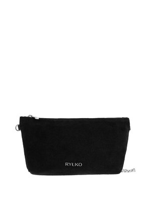 Μαύρο ορθογώνιο σουέτ clutch τσαντάκι με ασημί φερμουάρ και λεπτομέρεια αλυσίδας, με λευκό λογότυπο μάρκας "RYŁKO" στο κέντρο μπροστά.