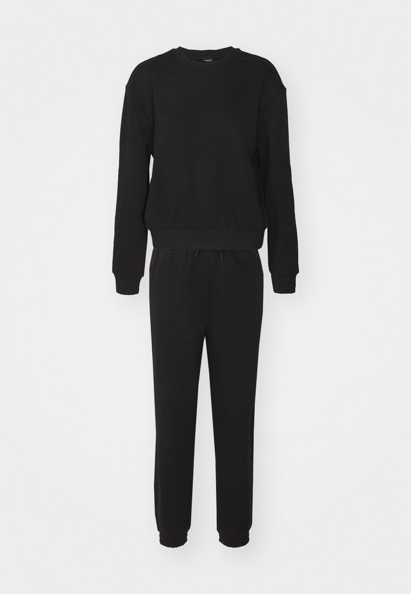 Sweat-shirt noir à manches longues avec col rond, associé à un pantalon de jogging noir assorti, tous deux en tissu doux avec des ourlets côtelés.