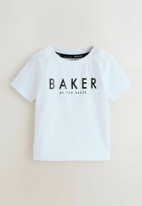Valge puuvillane T-särk lühikeste varrukatega, mille ees on suur must "BAKER" logo ja hallid detailid kaeluse ümber.
