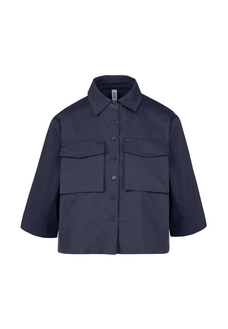 Camicia cropped blu navy con colletto, due tasche sul petto e chiusura a bottoni. Presenta una trama di tessuto liscia e maniche ampie.