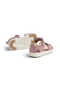 Rosa sandaler med en slät läderöverdel, öppna sidor, blommönster på innersulan och en vit, strukturerad gummisula. Klemmiga remmar ingår.
