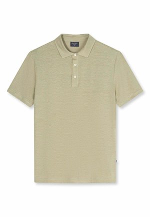 Lichtolijfgroene polo met korte mouwen, drie witte knopen en een kraag, plat gelegd op een witte achtergrond.