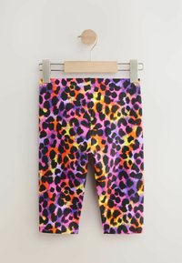 Többszínű leggings, élénk leopárdmintával, lila, narancs, fekete és sárga foltokkal, rugalmasságot biztosító anyagból készült.