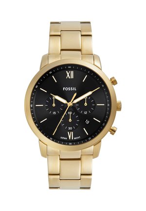 Montre-bracelet Fossil en métal doré avec cadran chronographe noir, chiffres romains à 12 et 6 heures, trois sous-cadrans et une fenêtre date à 4 heures.