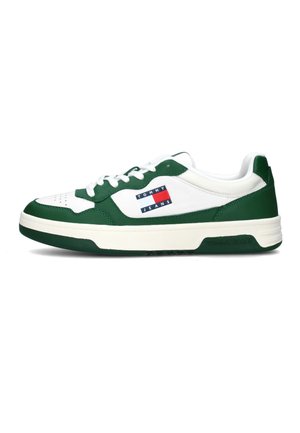 Des baskets vertes et blanches avec une tige en cuir lisse, une pointe perforée, des panneaux latéraux texturés et un patch logo sur le côté extérieur.