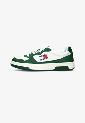 Sneaker verde e bianche con tomaia in pelle liscia, punta perforata, pannelli laterali testurizzati e una patch con logo sul lato esterno.