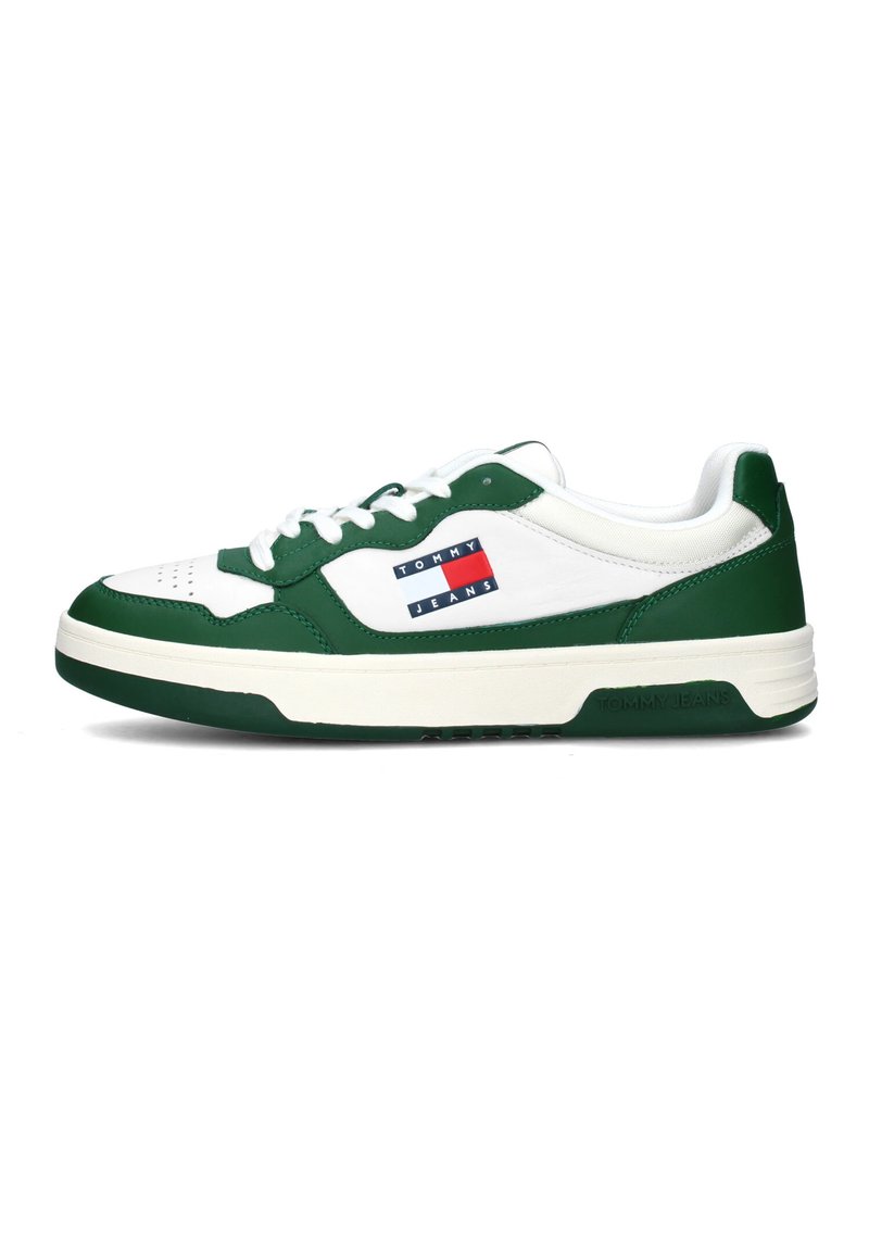 Sneaker verde e bianche con tomaia in pelle liscia, punta perforata, pannelli laterali testurizzati e una patch con logo sul lato esterno.