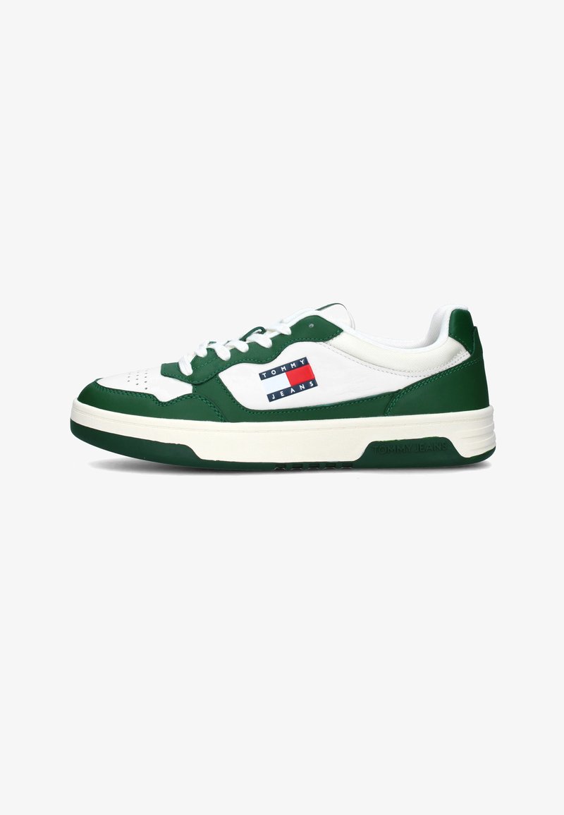 Sneaker verde e bianche con tomaia in pelle liscia, punta perforata, pannelli laterali testurizzati e una patch con logo sul lato esterno.