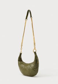 Olive zelena prešita usnjena torbica s ukrivljeno obliko, z zlatim verižnim trakom in zadrgo; vsebuje zlate kovinske dodatke.