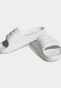 Vita sandaler i vitt med en texturerad, ruggad design. Öppen tå-stil och ett mjukt, flexibelt material. Lätta med en formad passform.