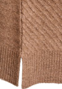 Bruin gebreid sweater met een textuur, geribbeld patroon, met zijsplits aan de zoom en een zachte, fluweelachtige afwerking.