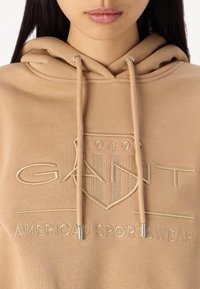 GANT TONAL SHIELD HOODIE - Hoodie - camel