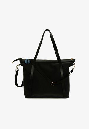 Schwarze Tragetasche aus synthetischem Material, mit zwei Griffen, verstellbarem Schulterriemen, Reißverschluss in Goldoptik und einem blauen Etikett.