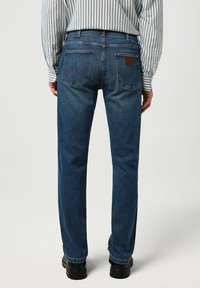 Wrangler SBORO - Vaqueros rectos - marine tint