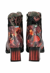 Botas negras de tobillo con un vibrante patrón floral, material de cuero sintético, punta redondeada y tacón cuadrado rojo con textura que imita la madera. Acento en hardware plateado.