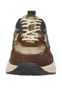 Bruine sportschoen met gestructureerd suede, mesh bovenwerk en gouden accenten. Dikke middenzool met een donkere rubberen buitenzool. Vetersluiting.