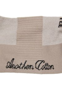 Bordo e crema, risvolto delle calze con texture e coste, con la scritta "Another Cotton" in corsivo nero sul tessuto.