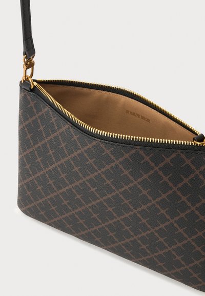 Petit sac porté-poignet marron et noir à motif avec fermeture éclair dorée partiellement ouverte, montrant un intérieur en tissu beige et une bandoulière en cuir noir avec boucle dorée.