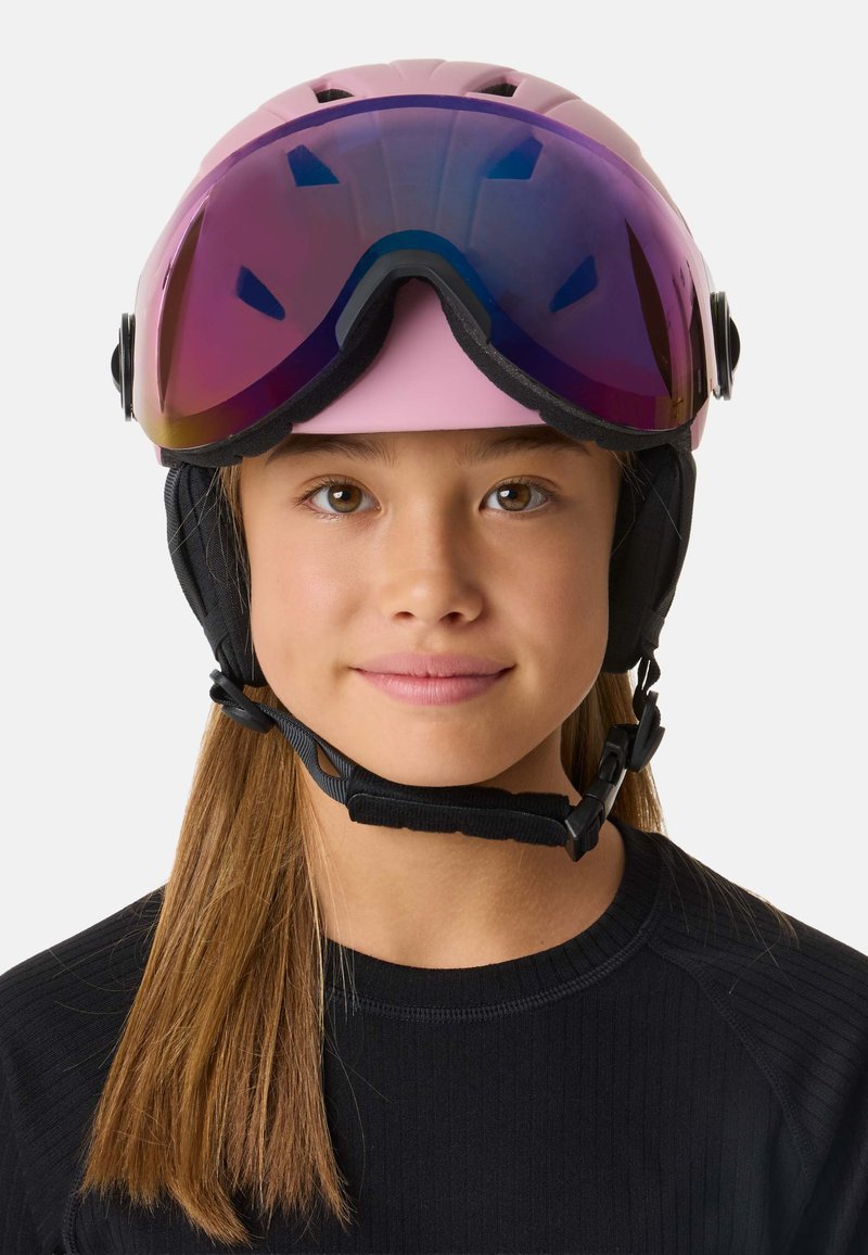 Roze skihelm met geïntegreerde zwarte oorstukken en paarsgetinte skibril. Heeft een slank ontwerp en een verstelbare kinband.