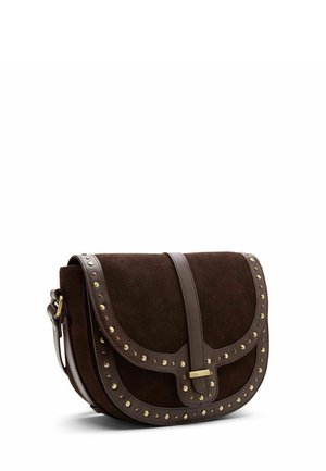 Donkerbruine suède crossbodytas met leren rand, gouden studs en verstelbare riem op een witte achtergrond.