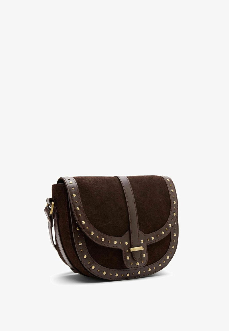 Donkerbruine suède crossbodytas met leren rand, gouden studs en verstelbare riem op een witte achtergrond.