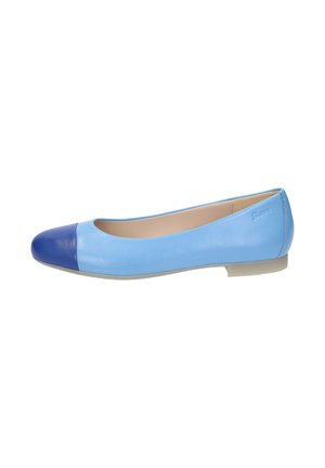 Scarpa piatta di colore blu chiaro realizzata in pelle con un design curvo. Presenta una punta tonda di un blu più scuro e una suola bassa e piatta. Nessun hardware visibile.