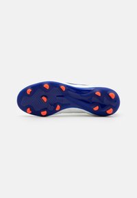 Scarpa da calcio con tomaia bianca, suola blu e tacchetti arancioni. La suola presenta un motivo texture per una migliore aderenza. Progettata per le performance.