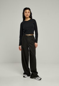 Urban Classics ULTRA WIDE PLEAT-FRONT - Hlače - black
