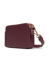 Borsa a tracolla in pelle bordeaux con finiture dorate, forma rettangolare, superficie liscia e tracolla rimovibile. Chiusura con zip superiore.