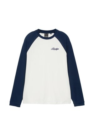 Chemise blanche à manches longues avec manches raglan bleu marine et texte "Brooklyn" brodé sur la poitrine gauche.