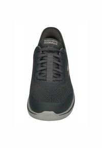 Dunkelgraue Mesh-Sneaker mit runder Zehenpartie, Schnürung an der Vorderseite, gepolsterter Sohle und dezentem Logo an der Ferse. Strukturierte Oberflächen.