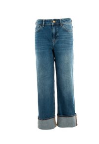 Jeans in denim blu con un design a gamba dritta. Presentano orli arrotolati, una disposizione standard a cinque tasche e un bottone metallico in vita.