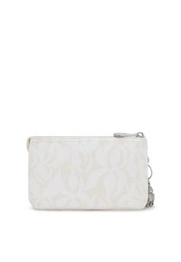 Cartera blanca con un patrón floral texturizado, cierre de cremallera en la parte superior y un accesorio de llavero en el lateral. Acabado de tejido suave.